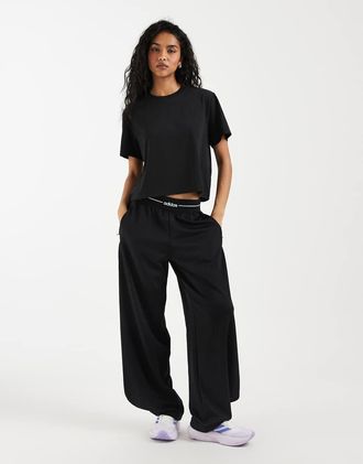 adidas adidas pantaloni jogger da training Hyperglam a gamba bombata con logo lineare neri-Nero