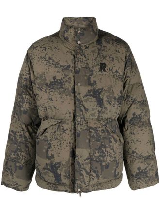 Represent logo-embroidered camouflage puffer jacket - men - Nylon/Nylon/Feather Down - L - Green