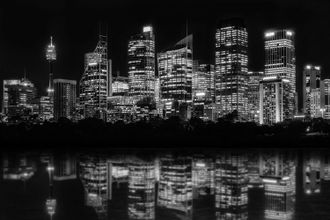 Queence Acrylglasbild »Hochhäuser« Amerika Bilder von Amerika Gebäude New York Schwarz-Weiss Skyline Städte Fine Art-Print in Galeriequalität