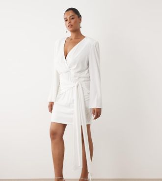 Tfnc Plus Vestito corto sinuoso bianco con scollo a V e spalline imbottite drappeggiate