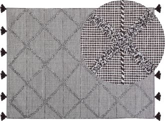 Beliani Alfombra Marr&oacute;n 140 X 200 Cm Con Patr&oacute;n Geom&eacute;trico Con Borlas Estilo Oriental Tuzla