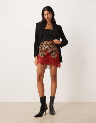 Never Fully Dressed Maeva - Minigonna in raso con stampa leopardata con ciliegie e finiture in pizzo-Multicolore