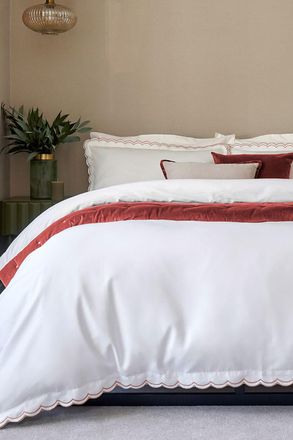 Christy Scallop Edge Cotton Sateen Duvet Sets in Red | Size: Single