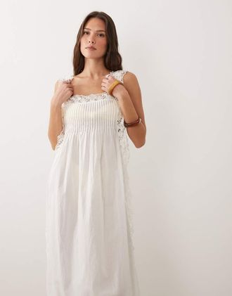 Miss Selfridge Copricostume lungo bianco con finiture in pizzo, scollo squadrato e allacciatura laterale