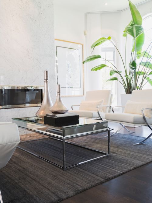 Ein Wohnzimmer mit Möbelstücken aus Chrom.