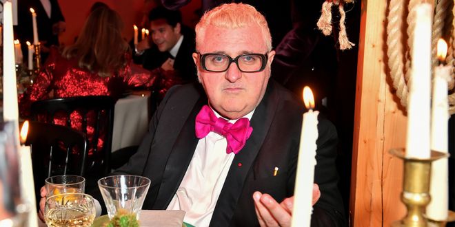 Alber Elbaz mit einem weißen Hemd, Sakko und pinker Fliege.
