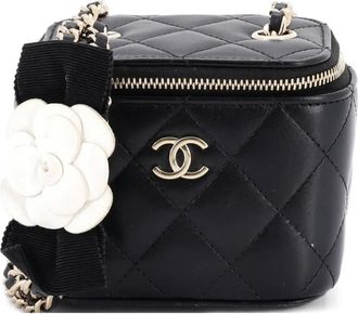 Chanel Borsa a tracolla Vanity Case mini in pelle di agnello trapuntata con fiocco e camelia - Nero