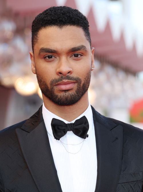 Regé-Jean Page auf dem Red Carpet, in einem Smoking mit Masche.