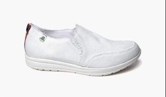 Minnetonka Womens Eco Expanse Canvas Shoe In White