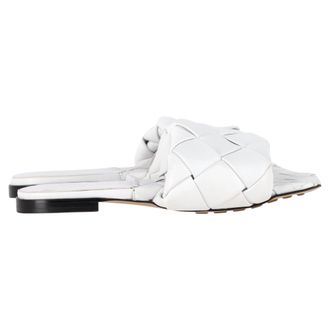 Bottega Veneta Bottega Veneta Lido Slide Plat Sandalen in Witte Lammerenleer