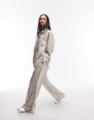 Nike Pantaloni a fondo ampio in raso bianco sporco con fascia in vita