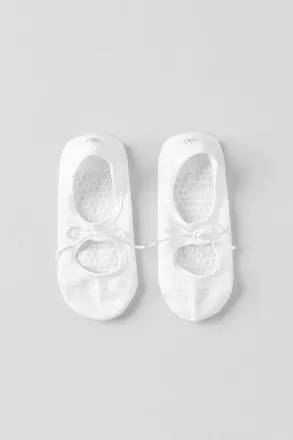 Alo | Ballet Grip Socks in White, Size: Medium/Large