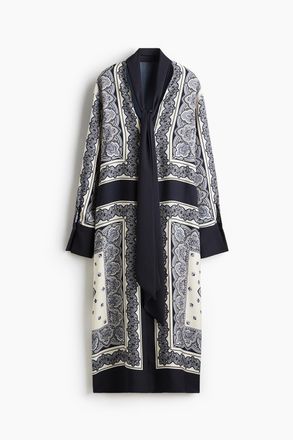 H&M Satinkleid mit Schalkragen - Marineblau/Gemustert