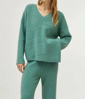 Compa&ntilde;&iacute;afant&aacute;stica V-Neck Sweater In Green
