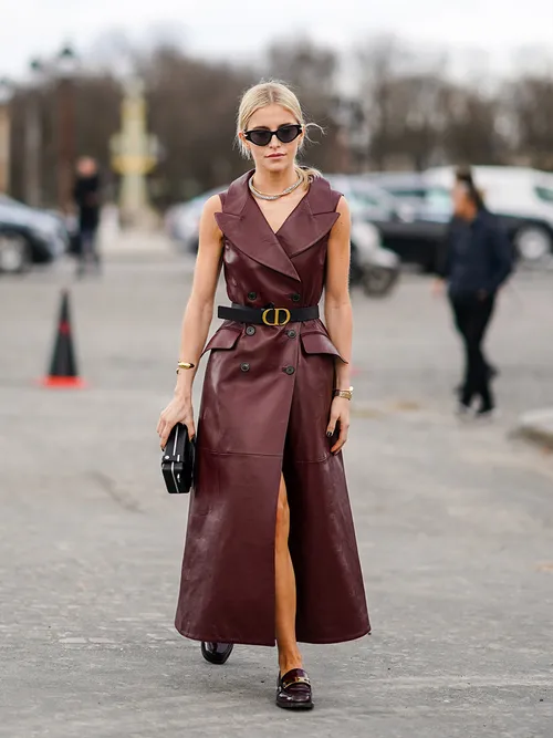 Rotes Lederkleid mit schwarzen Loafers und einen Dior Gürtel.