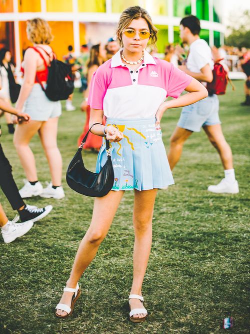 Influencerin mit bunten Brillen bei Coachella