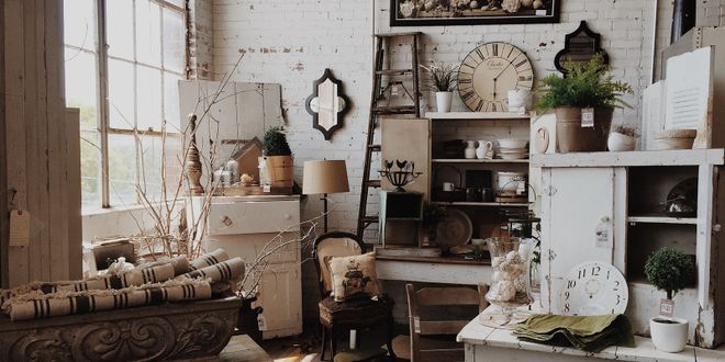 Ein Raum voller Shabby Chic Möbel