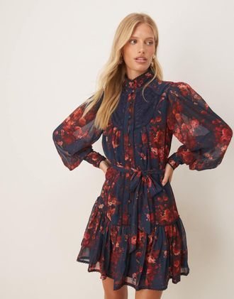 Hope & Ivy Vestito corto in chiffon blu navy e rosso a fiori accollato con maniche a palloncino e vita scesa-Multicolore