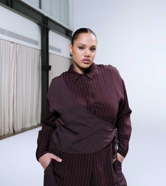 Asos Curve ASOS DESIGN Curve - Camicia a portafoglio a righe color prugna in coordinato-Rosso