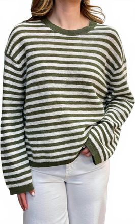 Closed Hunter Crew Top In 689