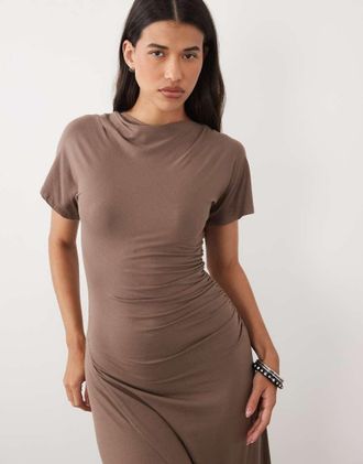 Nobody's Child Niamh vestito maxi con scollo a barchetta e dettaglio drappeggiato in mocha-Marrone