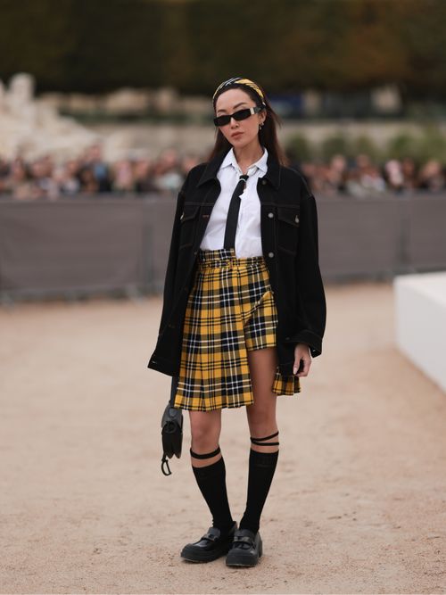 Influencerin Chriselle Lim trägt einen passenden Haarreifen zum Rock auf der Paris Fashion Week