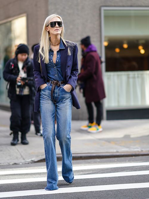 Streetstyle mit einer Jeans, Jeanshemd und einem blauen Blazer.