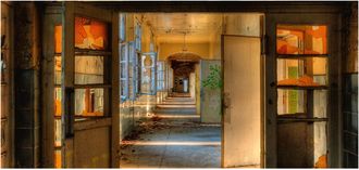 Schubiger M&ouml;bel Digitaldruck auf Glas Lost Place Flur 3