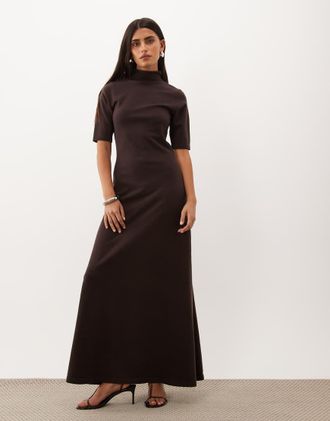 Pretty Lavish vestito maxi in maglia con collo alto e maniche corte color cioccolato-Marrone