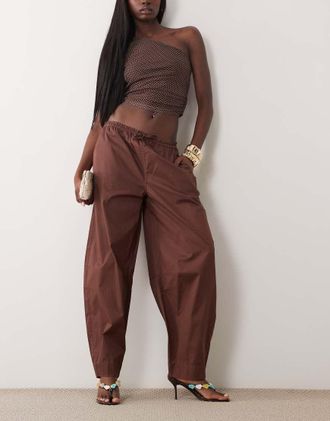 WeWoreWhat Pantaloni a palloncino marrone scuro con coulisse in vita