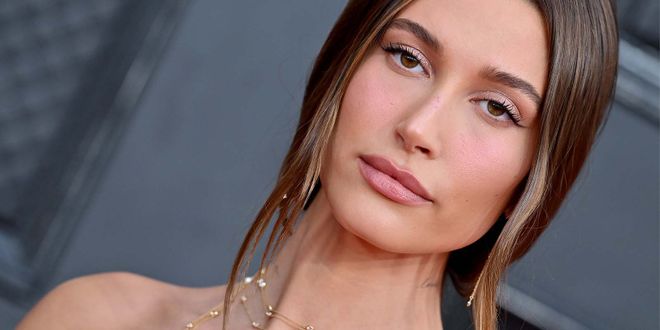 Hailey Bieber bei den Grammy Awards 2022