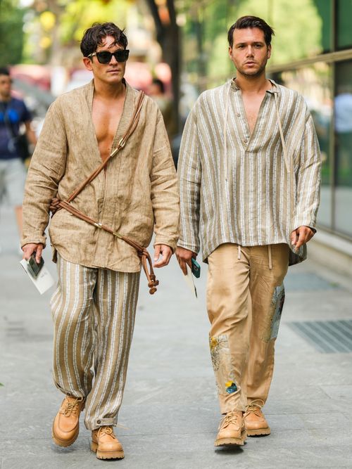 Street Style Looks von der Milan Fashion Week, wo zwei Männer einen Leinen-Look tragen.