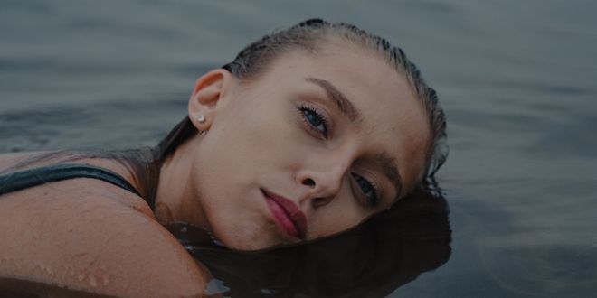 Frau liegt im Wasser