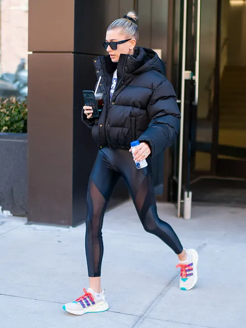 Hailey Bieber hat sich bereits für Alo Yoga Leggings entschieden und trägt sie zur schwarzen Puffer Jacket.