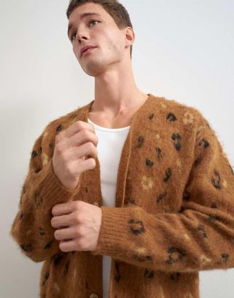 Topman cardigan in maglia a vestibilit&agrave; comoda con stampa leopardata color tan-Marrone