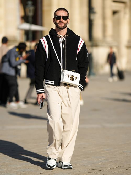 Influencer Pelayo Diaz trägt eine angesagte Handtasche zum lässigen Street Style Look