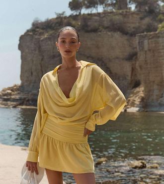 the frolic Esclusiva The Frolic - Vestito corto da mare in chiffon color limone con gonna a volant e drappeggio sul davanti-Giallo