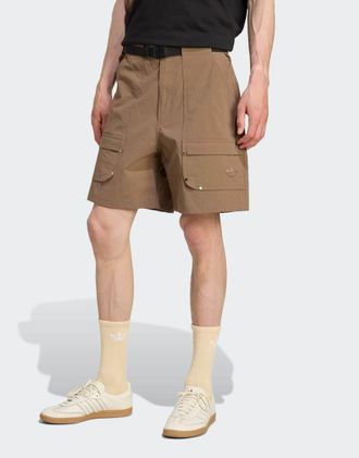 adidas Originals Premium Essentials - Pantaloncini cargo multitasche marroni-Marrone