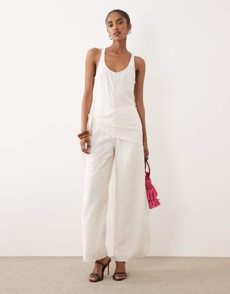 Asos Tuta jumpsuit in raso stropicciato color crema con foulard in vita-Bianco