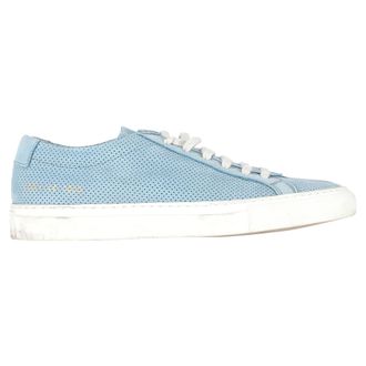 Common Projects Vrouwelijke Perforated Achilles Sneakers in Lichtblauw Su&egrave;de van Common Projects