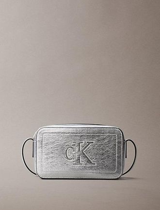Calvin Klein Bolso Para C&aacute;mara Bandolera Con Monograma Met&aacute;lico