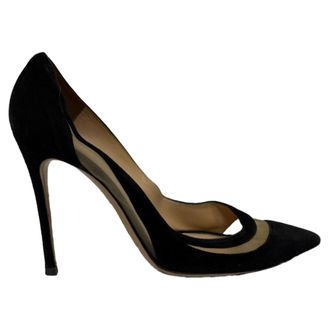 Gianvito Rossi Gianvito Rossi pumps met spitse neus en meshaccenten in zwart su&egrave;de