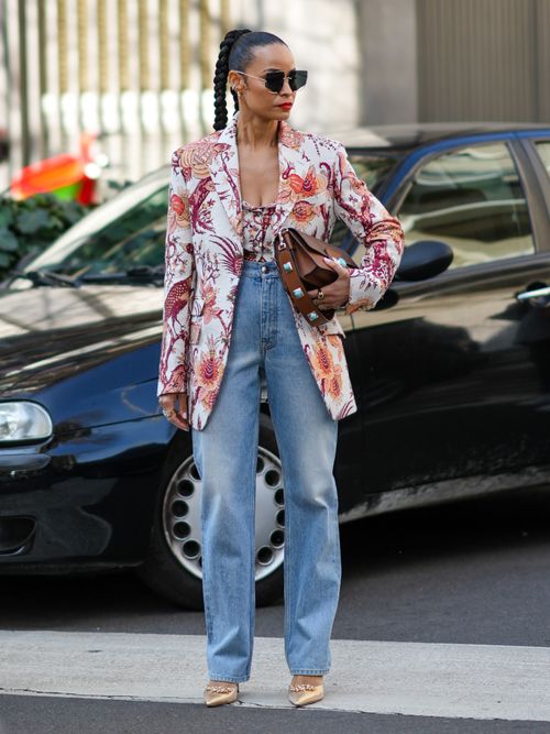 Cooler Street Style von einer Frau mit High Waist Jeans und gemusterten Blazer auf der Milano Fashion Week