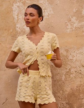 the frolic Esclusiva The Frolic - Top alluncinetto giallo limone con spacco sul davanti e finiture smerlate in coordinato