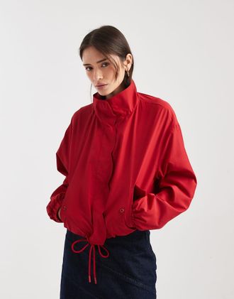 Miss Selfridge Giacca a vento rossa con collo a imbuto e dettaglio smerlato-Rosso