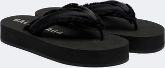 Balenciaga Sandalias con plataforma Cushy de sat&eacute;n con flecos