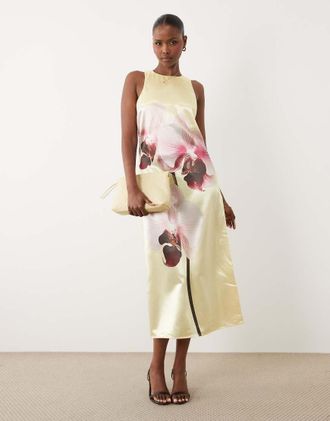 Vero Moda Vestito lungo in raso giallo pallido con stampa di orchidee e scollo a vogatore