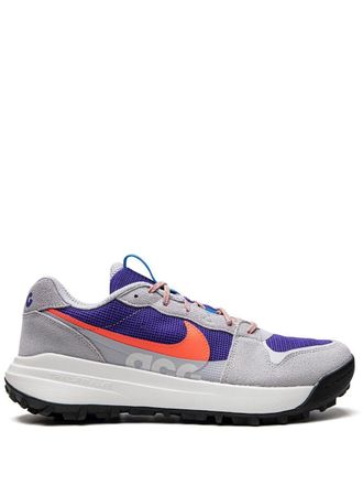 Nike ACG Lowcate Wolf Grey/Bright Crimson sneakers