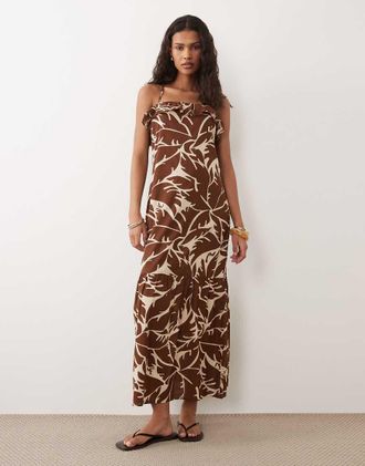 New Look Vestito midi marrone con stampa di foglie e spalline sottili