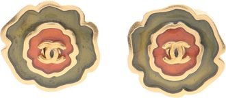 Chanel Tweedehands Emaille Camellia CC Stud Push Back Oorbellen